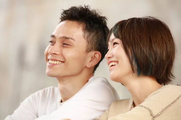Young Couple Chatting Happily — Stock Photo, Image