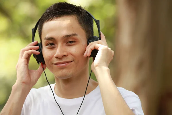 Asiático Homem Ouvindo Música Parque — Fotografia de Stock