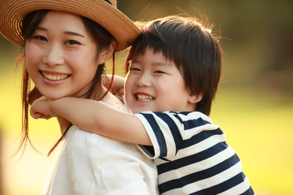 Parkta poz veren mutlu anne ve oğul. 