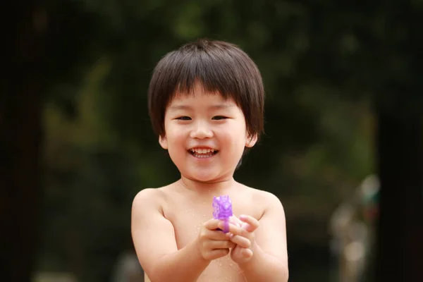 Jeune Asiatique Garçon Est Jouer Avec Eau Pistolet — Photo