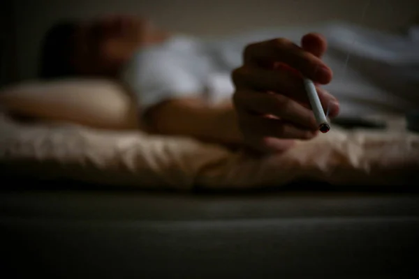 Homme Avec Cigarette Sur Couché Dans Lit — Photo