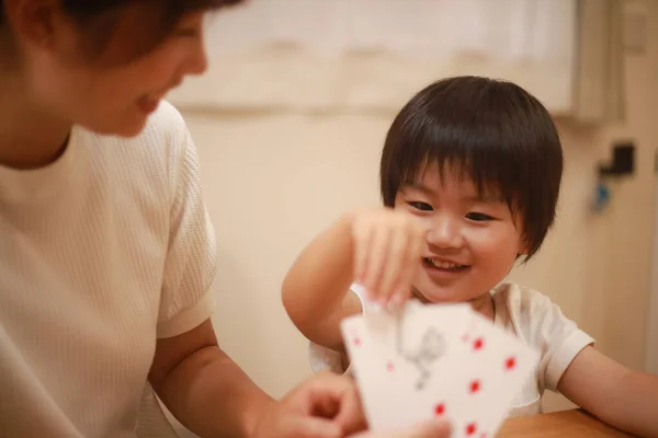 Asiatisk Mor Och Son Spelar Kort Tillsammans — Stockfoto