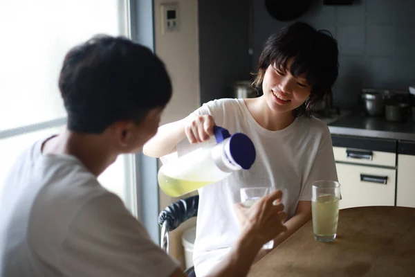 Heureux Jeune Couple Dégustant Thé Frais Matin — Photo