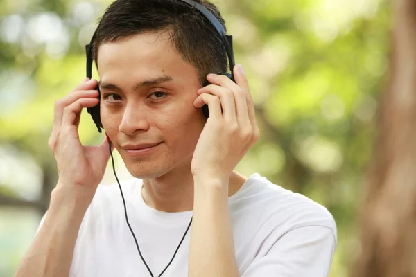 Aziatische Man Luisteren Naar Muziek Het Park — Stockfoto