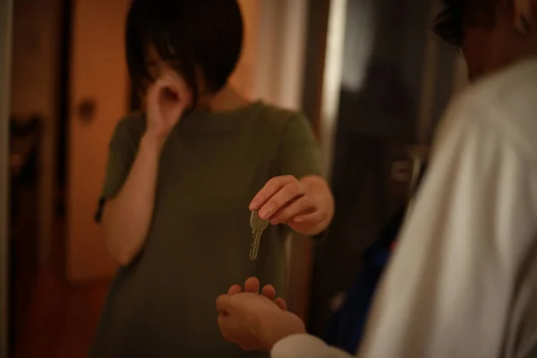 Donna Che Consegna Chiave Mentre Piange — Foto Stock