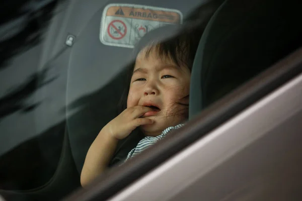 Маленький Ребенок Плачет Сидя Машине — стоковое фото