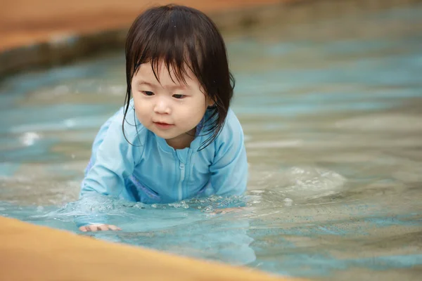 Азиатский Маленький Ребенок Ковыляет Воде — стоковое фото