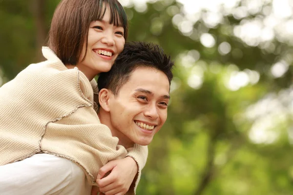 若いアジア系の夫婦と女性が屋外で — ストック写真