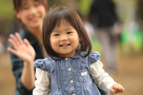 Lycklig Asiatisk Kvinna Med Sin Dotter Parken — Stockfoto