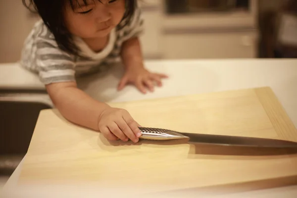 Asijská Holčička Sahá Noži Kuchyni — Stock fotografie