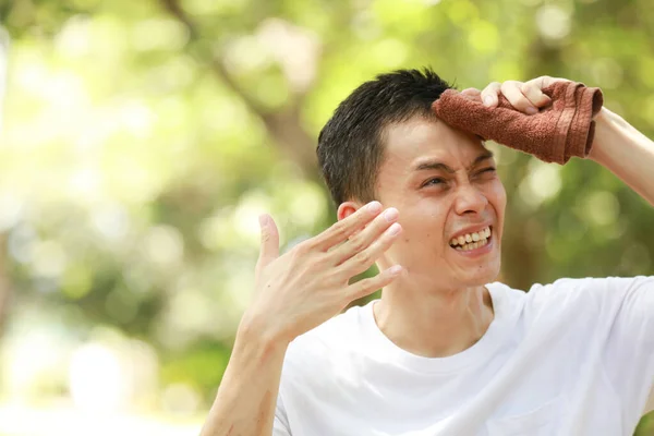 Menekankan Orang Asia Menggesekkan Keringat Dengan Handuk — Stok Foto