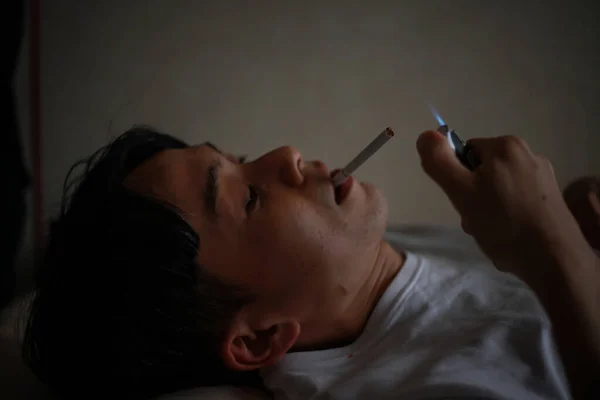 Mann Raucht Zigarette Bett — Stockfoto