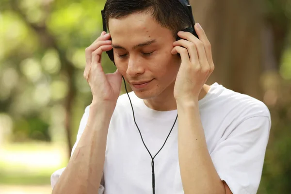 Aziatische Man Luisteren Naar Muziek Het Park — Stockfoto