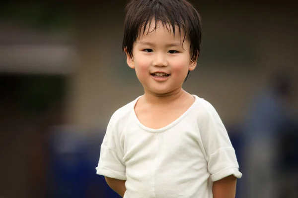 一个背景模糊的亚洲小男孩的肖像 — 图库照片
