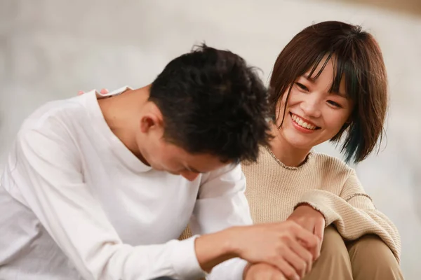 Asiático Mujer Consolando Triste Marido — Foto de Stock
