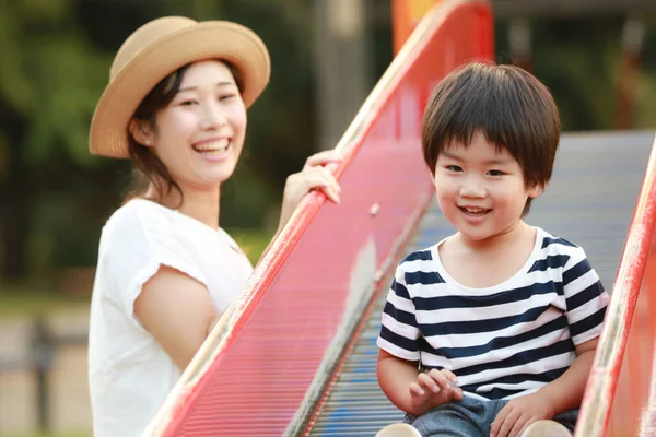 Joven Madre Adorable Feliz Pequeño Hijo Jugando Juntos Parque Infantil —  Fotos de Stock