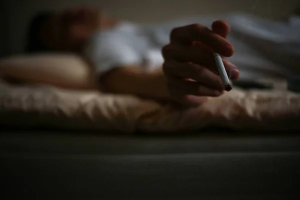 Asiático Homem Dormindo Cama Com Cigarro Ardente — Fotografia de Stock