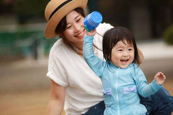 Asyalı Anne Kızı Parkta Oynuyorlar — Stok fotoğraf