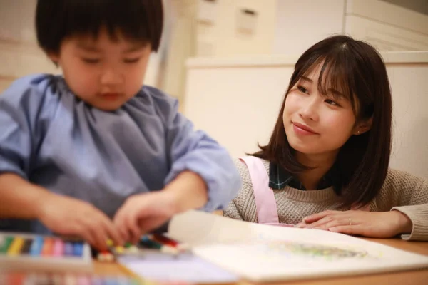 Carino Asiatico Ragazzo Con Madre Disegno Insieme — Foto Stock