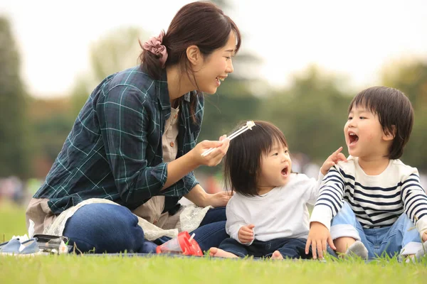 Mutlu aile parkta eğleniyor.