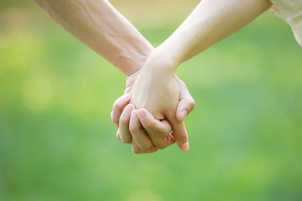 Genç Bir Çiftin Elleri — Stok fotoğraf