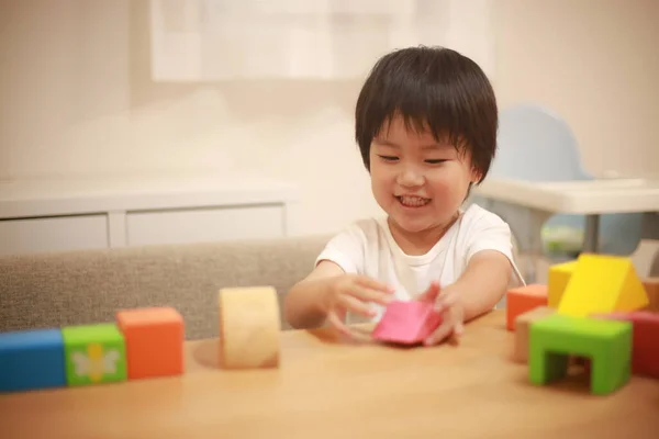 Oyuncak Küplerle Oynayan Tatlı Küçük Kız — Stok fotoğraf