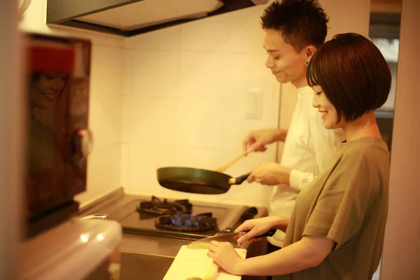 Paar Kocht Essen Der Küche — Stockfoto