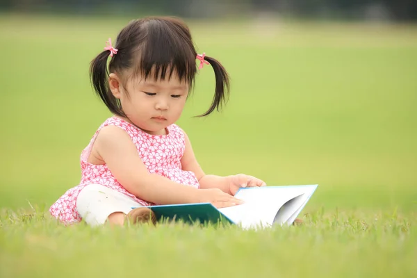 Schattig Klein Meisje Spelen Met Boek Het Park — Stockfoto