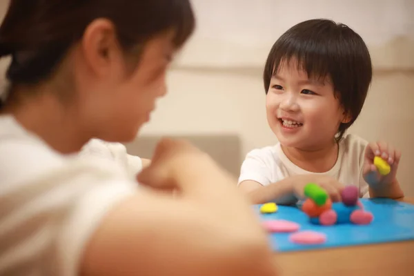 Moeder Zoon Spelen Met Klei — Stockfoto