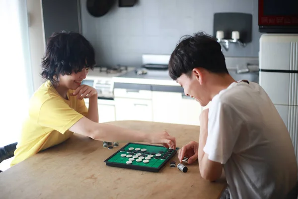 Счастливая Азиатская Пара Играет Настольную Игру — стоковое фото