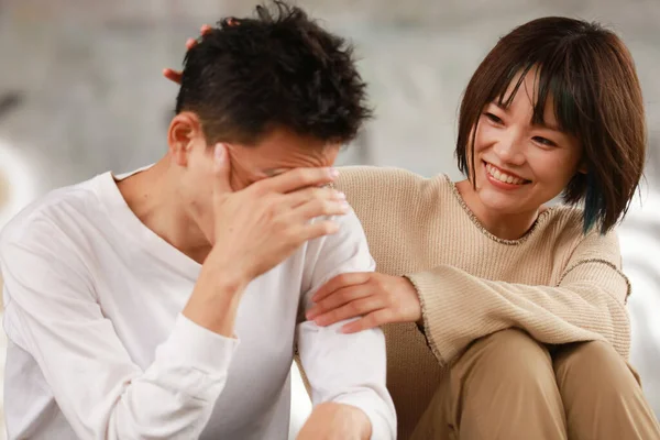 アジアの女性は悲しい夫を慰め — ストック写真
