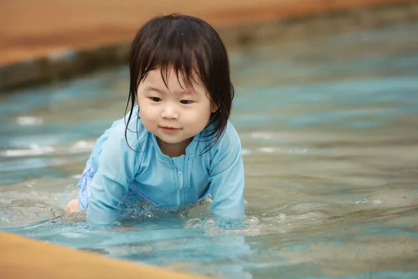 Азиатский Маленький Ребенок Ковыляет Воде — стоковое фото