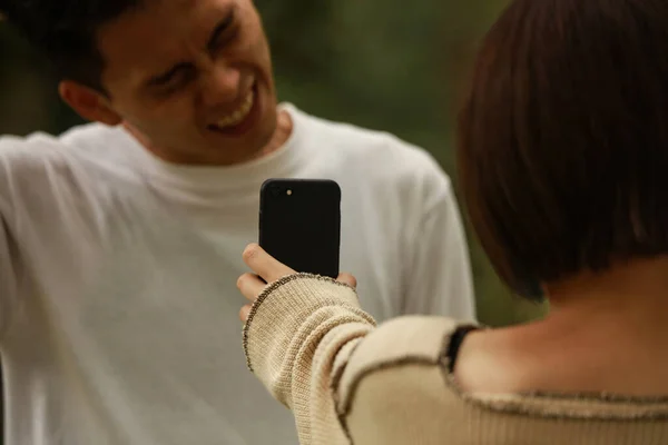 Kobieta Pokazująca Mężczyźnie Ekran Smartfona — Zdjęcie stockowe