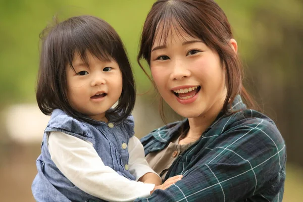 Feliz Asiático Mujer Con Hija Parque —  Fotos de Stock