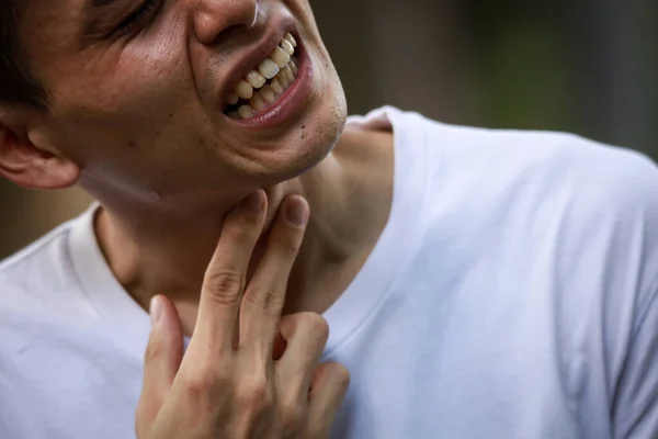 Close Dari Seorang Pria Asia Marah Dengan Sakit Tenggorokan — Stok Foto