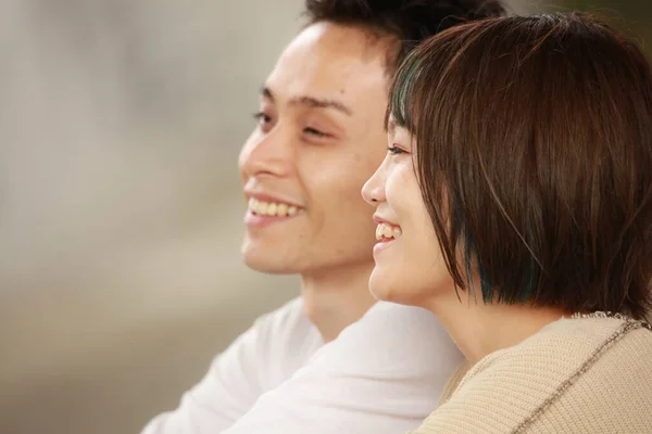 Young Couple Chatting Happily — Stock Photo, Image
