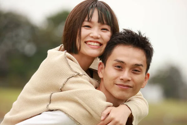 Pareja Feliz Abrazándose — Foto de Stock