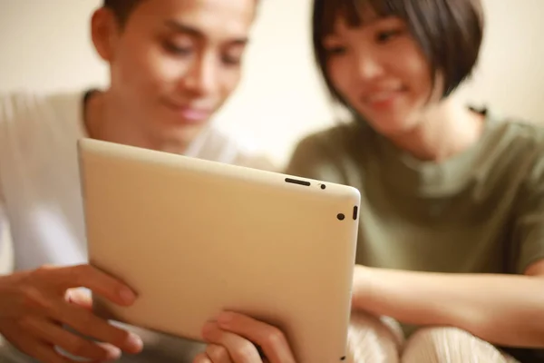 Joven Asiático Pareja Usando Tableta Juntos — Foto de Stock