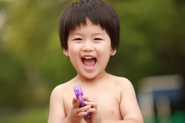 Ein Junger Asiatischer Junge Spielt Mit Wasserpistole — Stockfoto