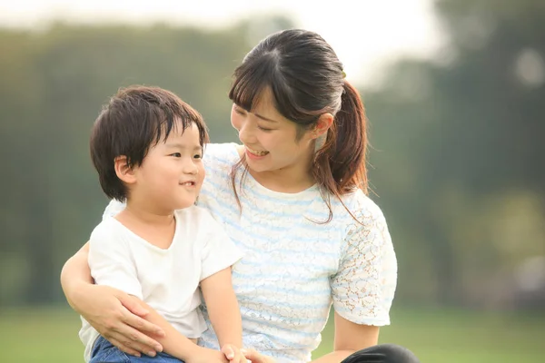 Felice Madre Asiatica Con Suo Piccolo Figlio Nel Parco — Foto Stock