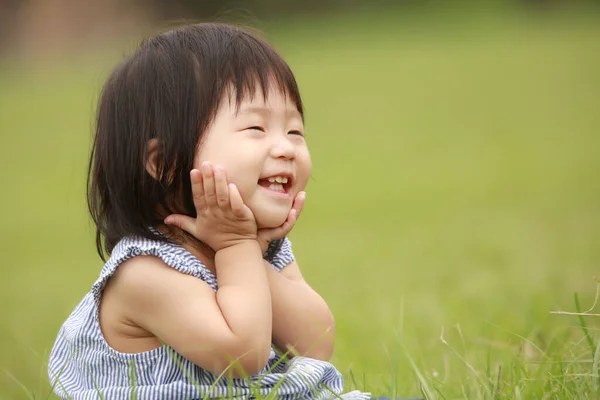 Porträt Des Süßen Asiatischen Mädchens Sommerpark — Stockfoto