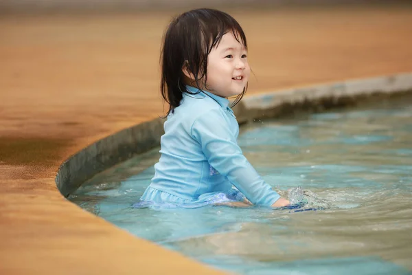 Asiático Pequeño Niño Trenzado Agua —  Fotos de Stock