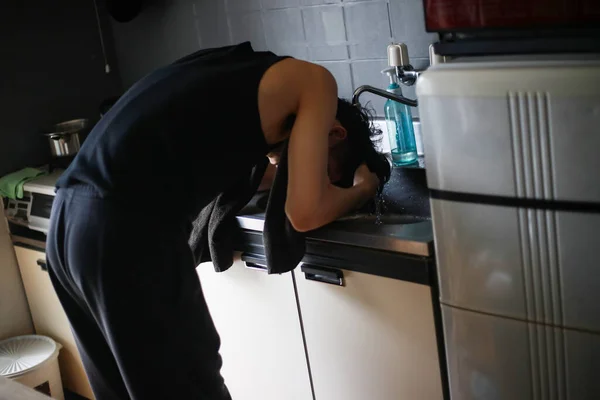 Jong Aziatische Man Wassen Zijn Hoofd Keuken — Stockfoto
