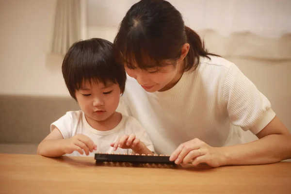亚洲的母亲和儿子一起玩 — 图库照片