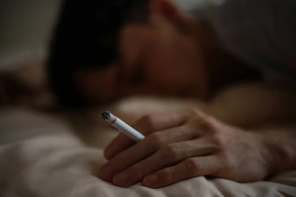 Ασιάτης Κοιμάται Στο Κρεβάτι Καμένο Τσιγάρο — Φωτογραφία Αρχείου