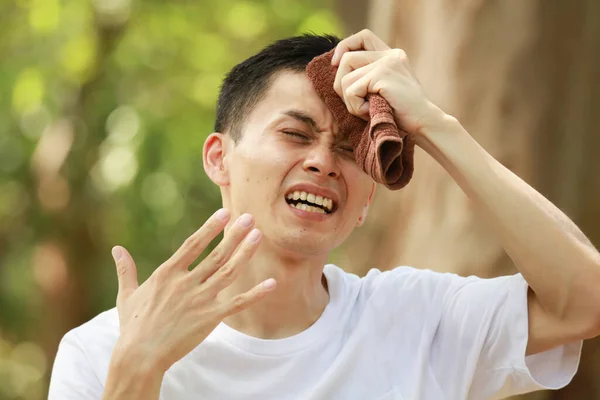 Menekankan Orang Asia Menggesekkan Keringat Dengan Handuk — Stok Foto