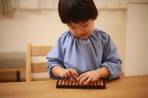 Litet Barn Leker Pedagogiskt Spel Hemma — Stockfoto