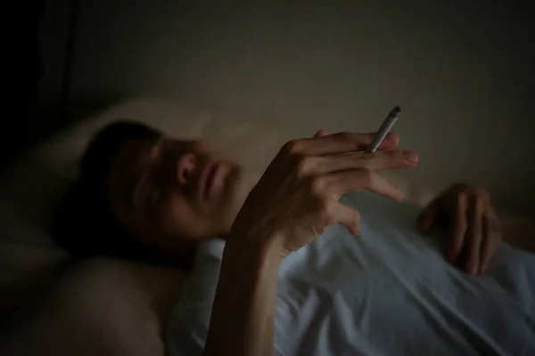 Junger Asiatischer Mann Mit Zigarette Bett — Stockfoto