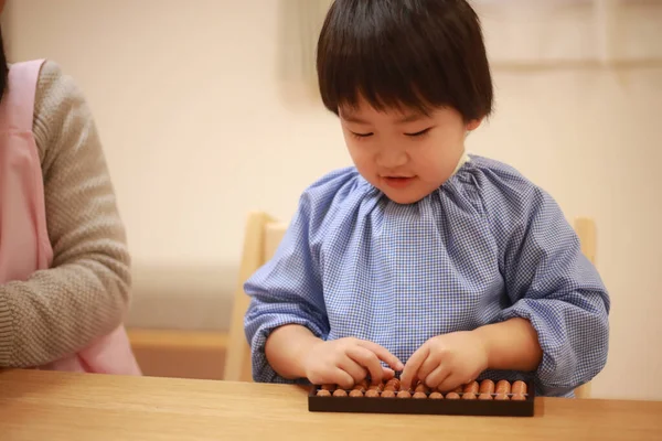 Küçük Çocuk Tahta Bloklarla Oynuyor — Stok fotoğraf