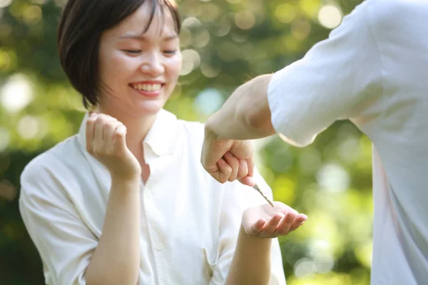 Man Giving House Key Woman — Stock Photo, Image